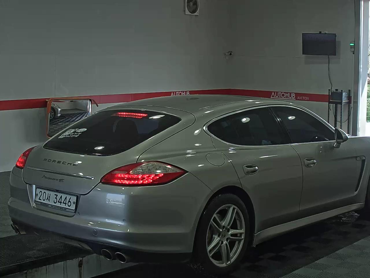 2011 - Porsche Panamera