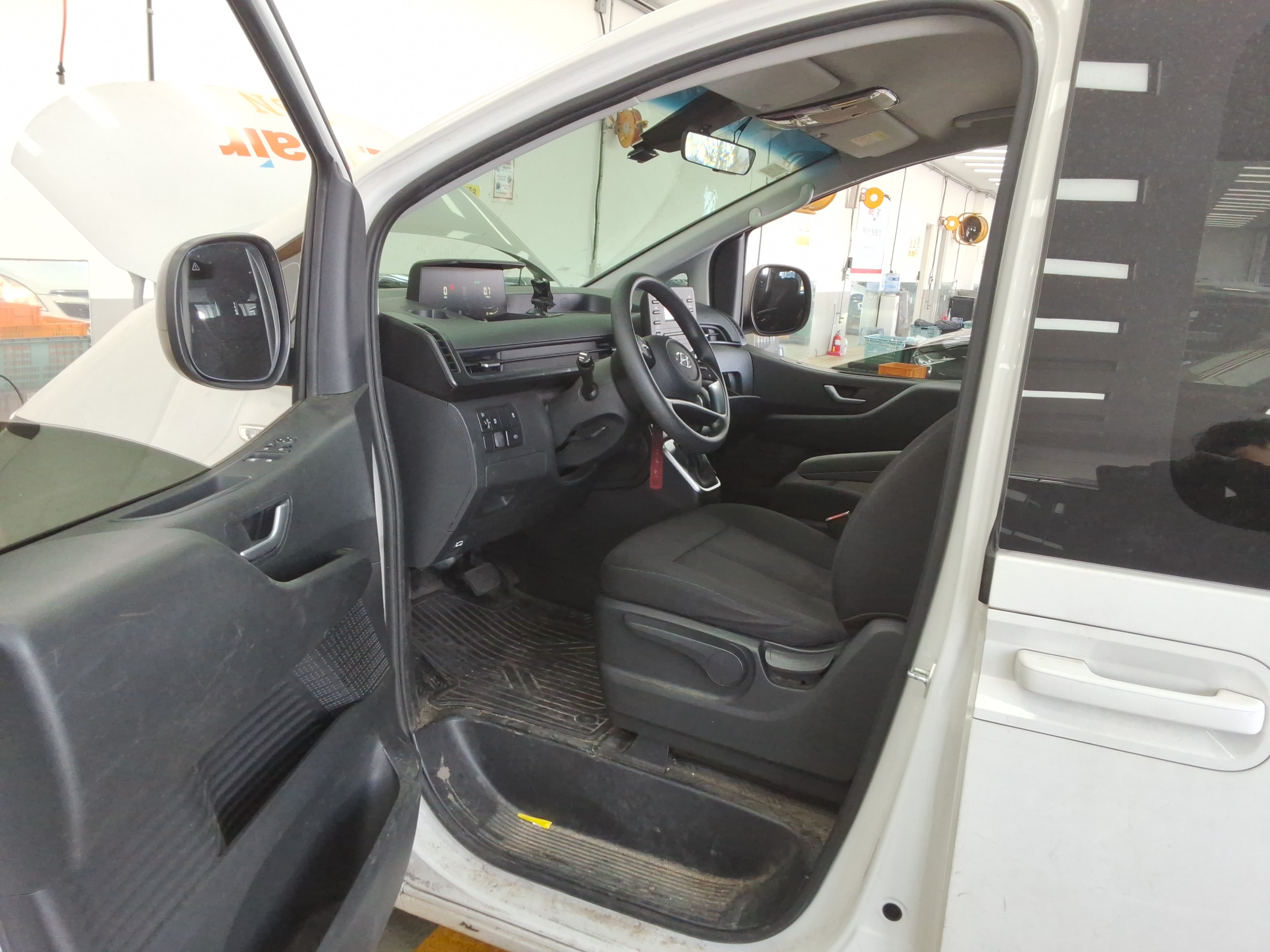 2023 - Hyundai Staria