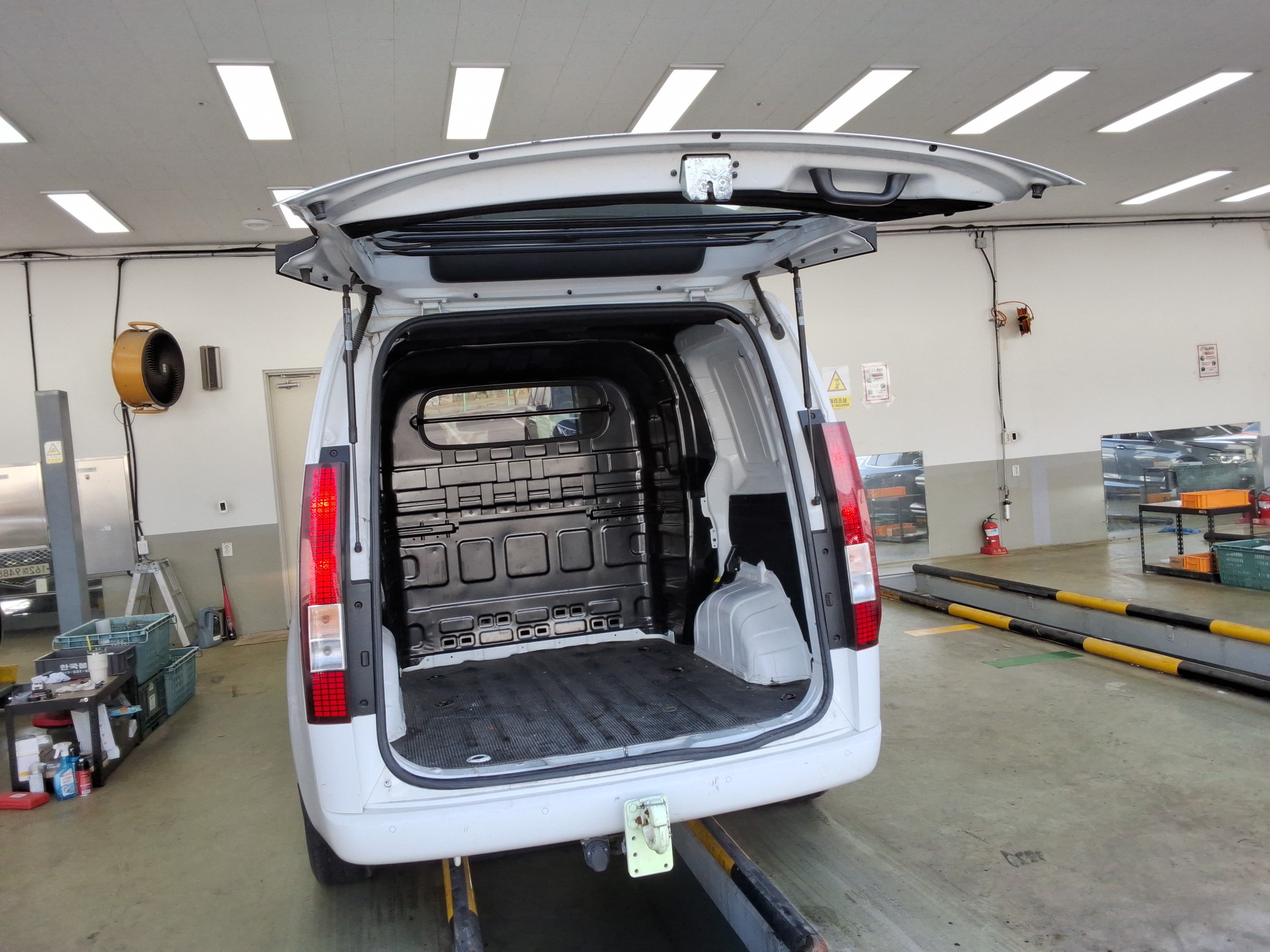 2023 - Hyundai Staria