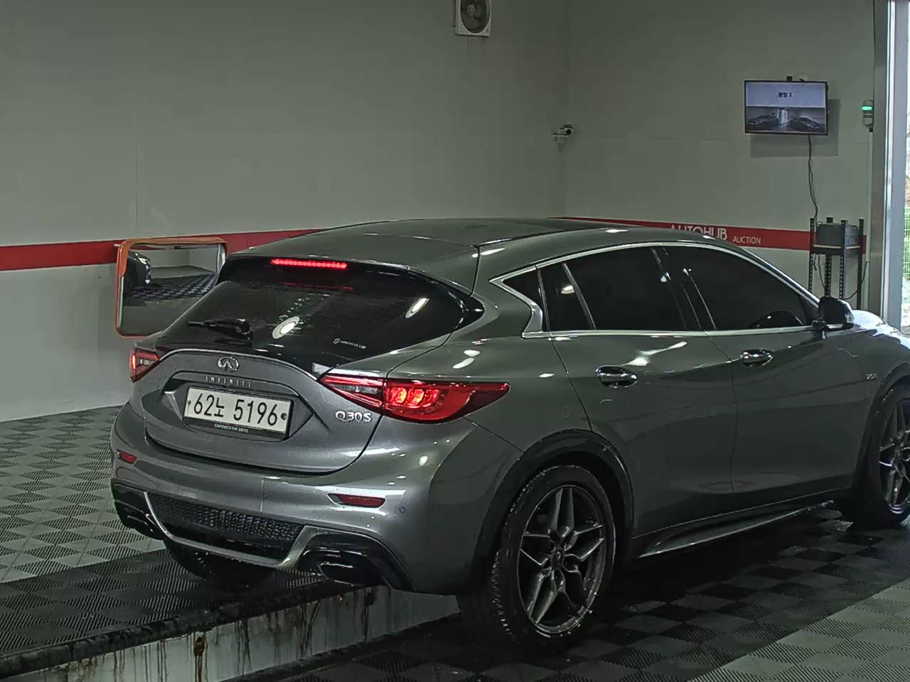 2017 - Infiniti Q30