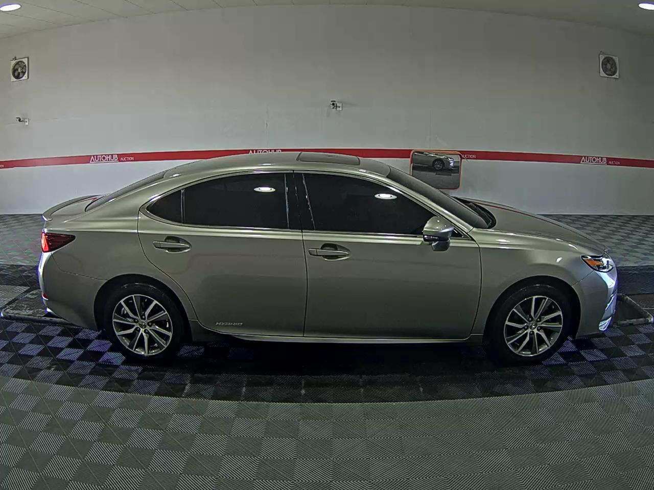 2018 - Lexus ES300h