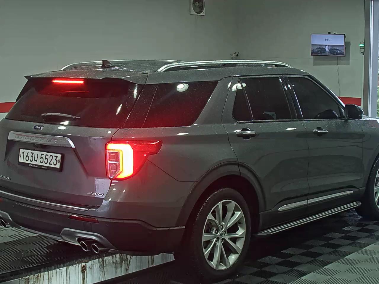 2021 - Ford Explorer