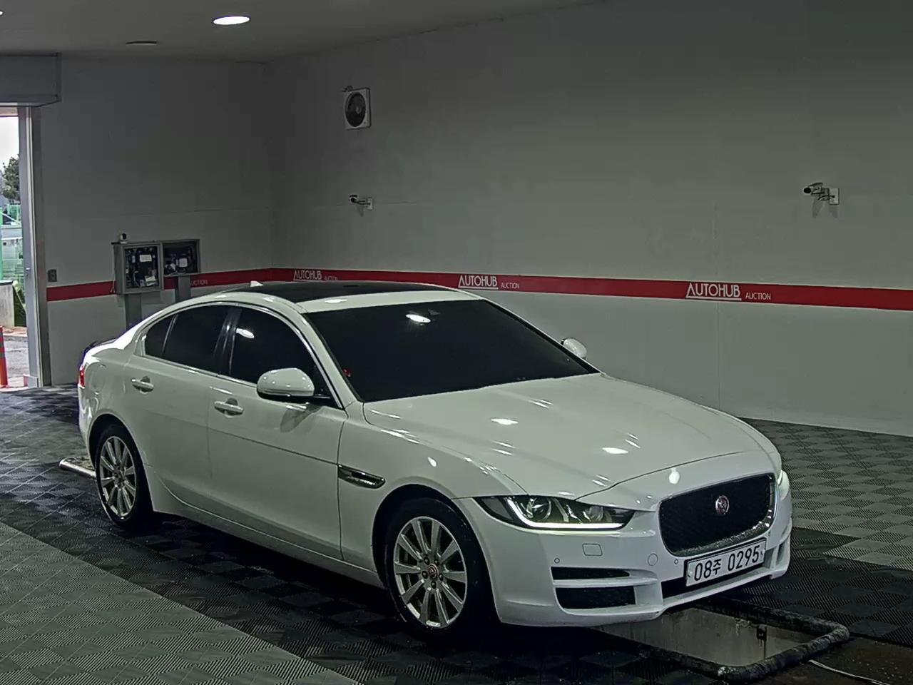 2016 - Jaguar XE