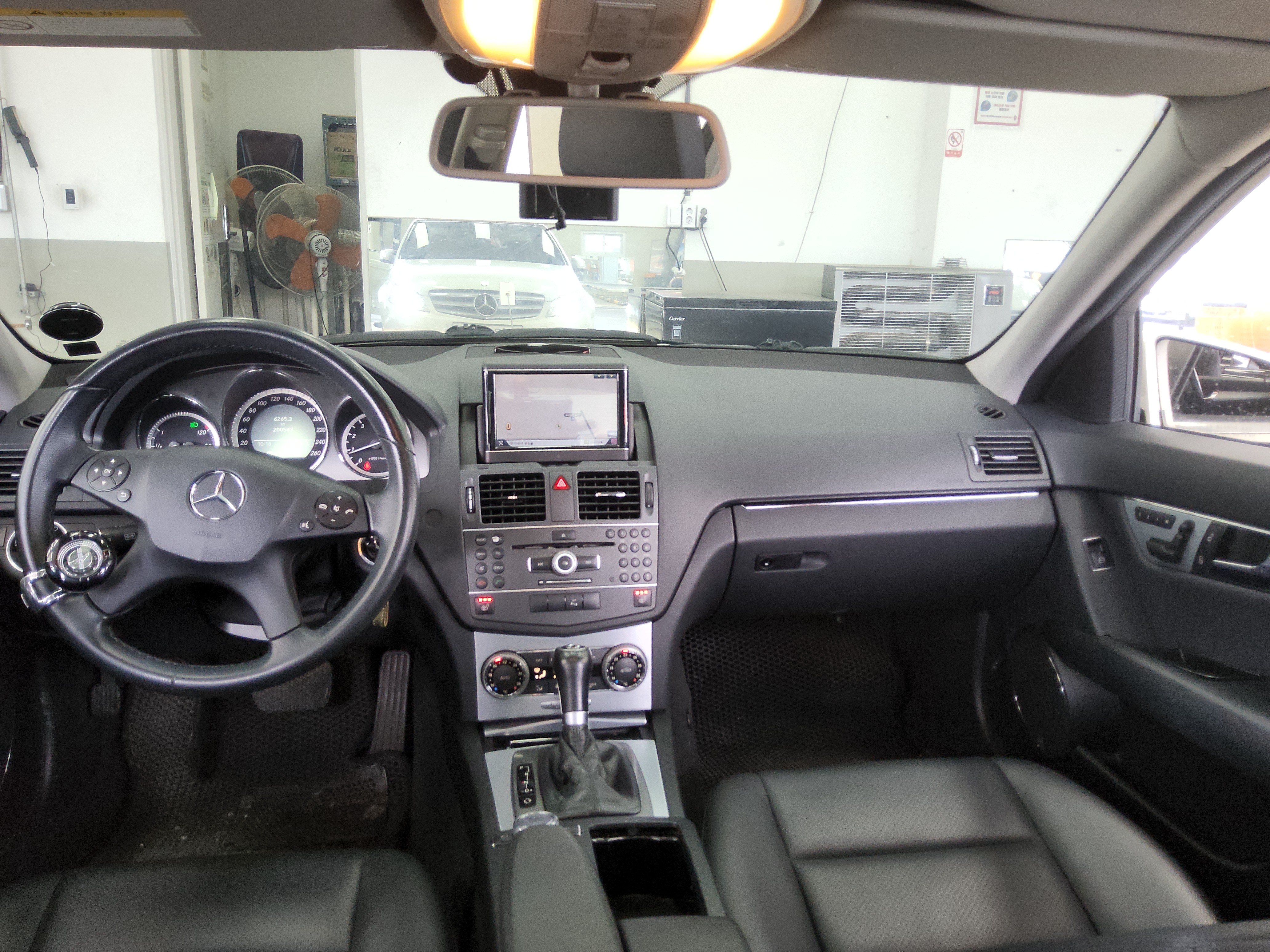 2011 - Mercedes-Benz C200