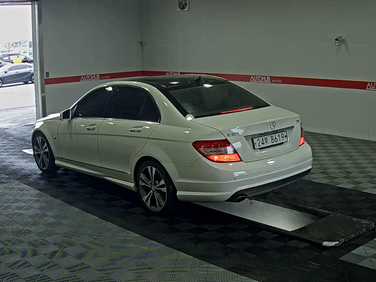 2011 - Mercedes-Benz C200