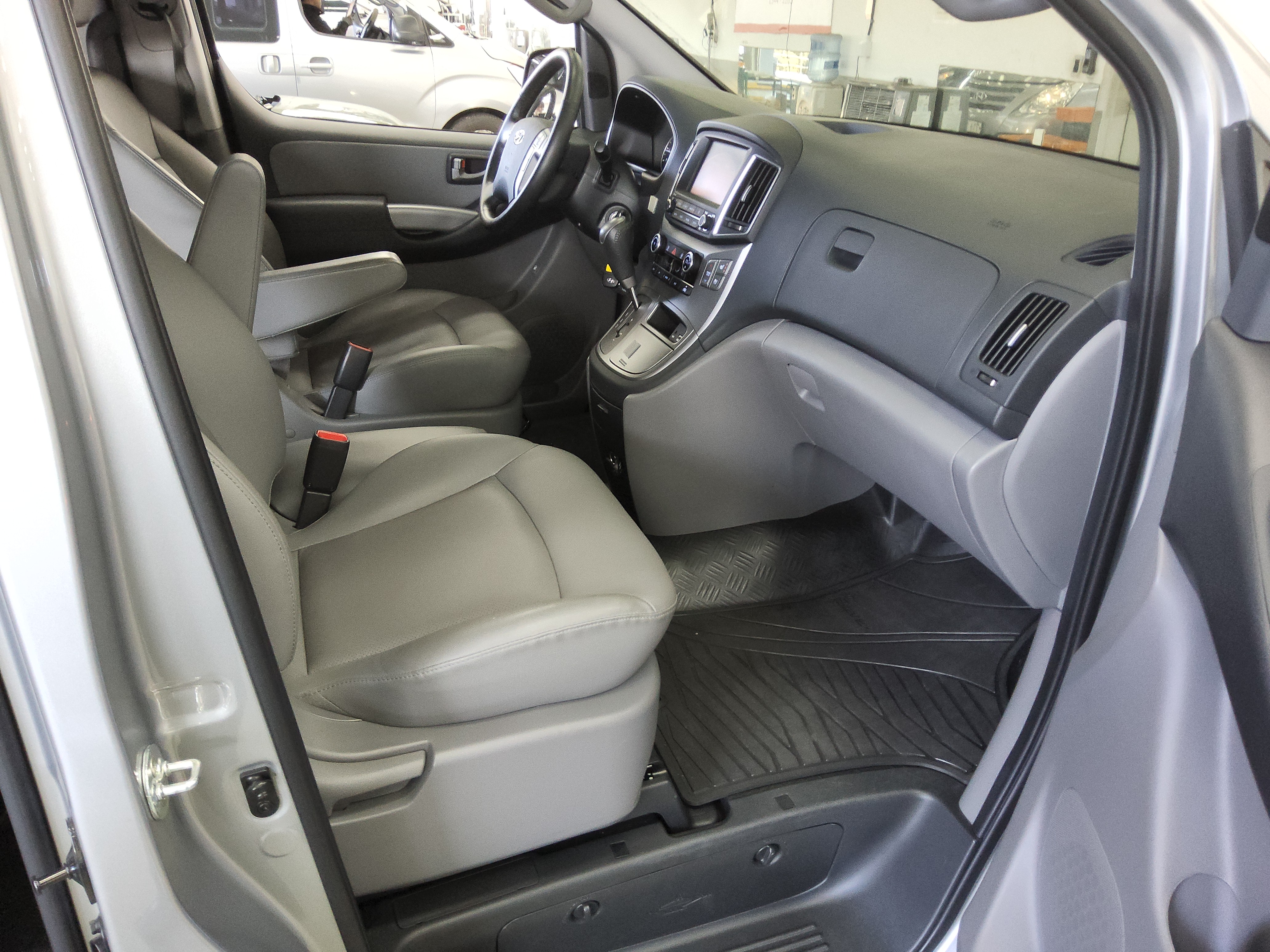 2021 - Hyundai Grand Starex