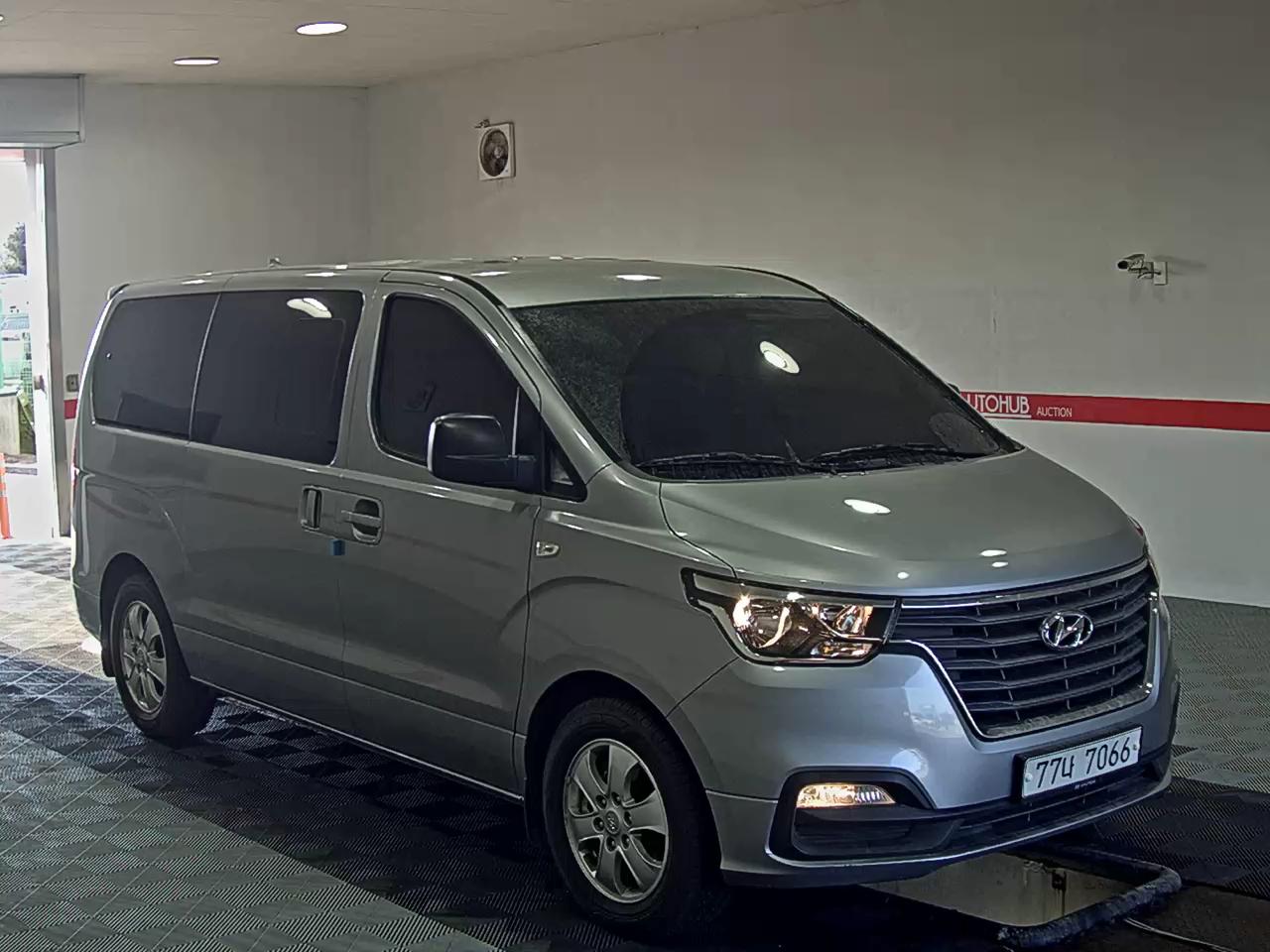 2021 - Hyundai Grand Starex