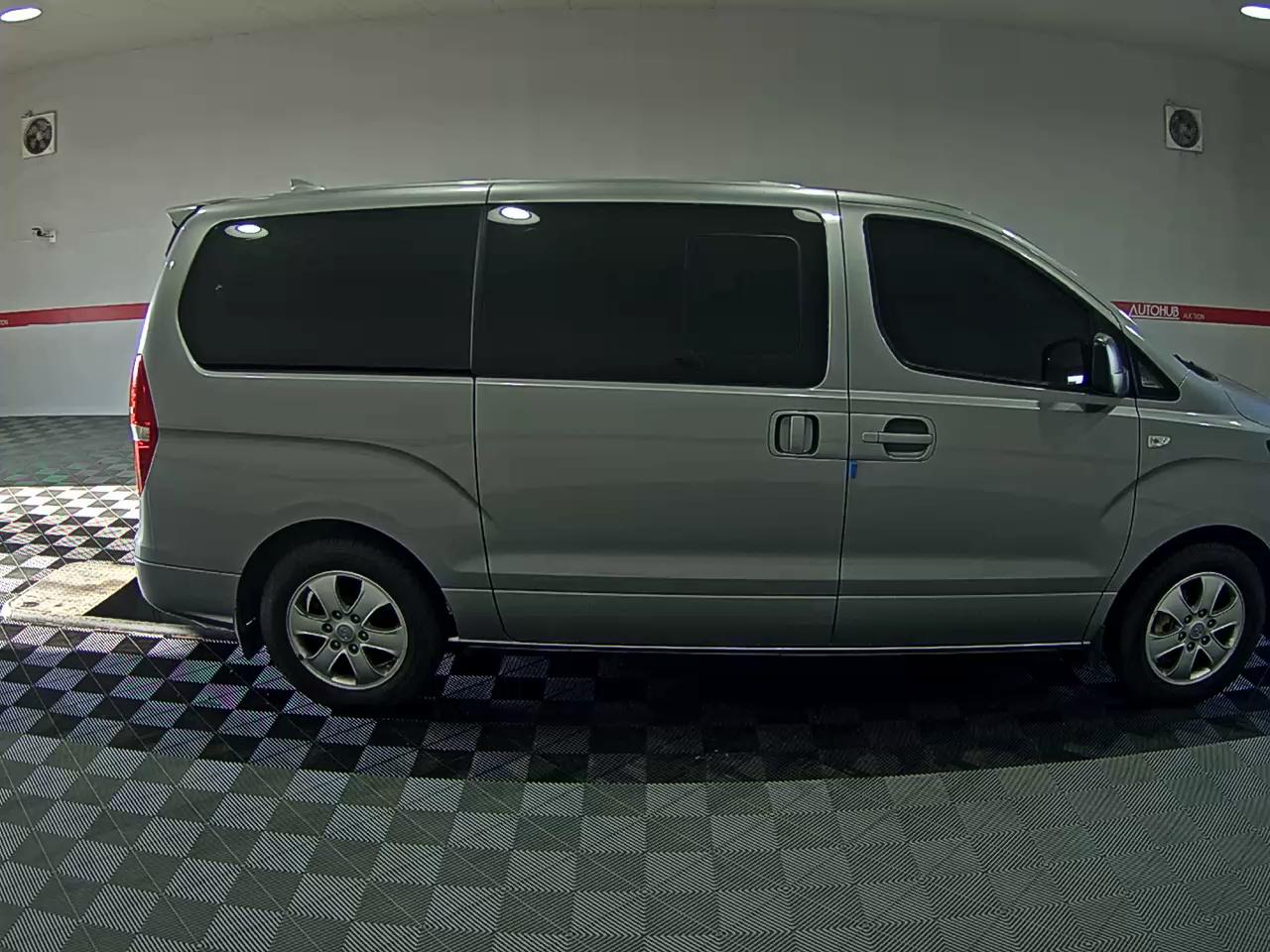 2021 - Hyundai Grand Starex