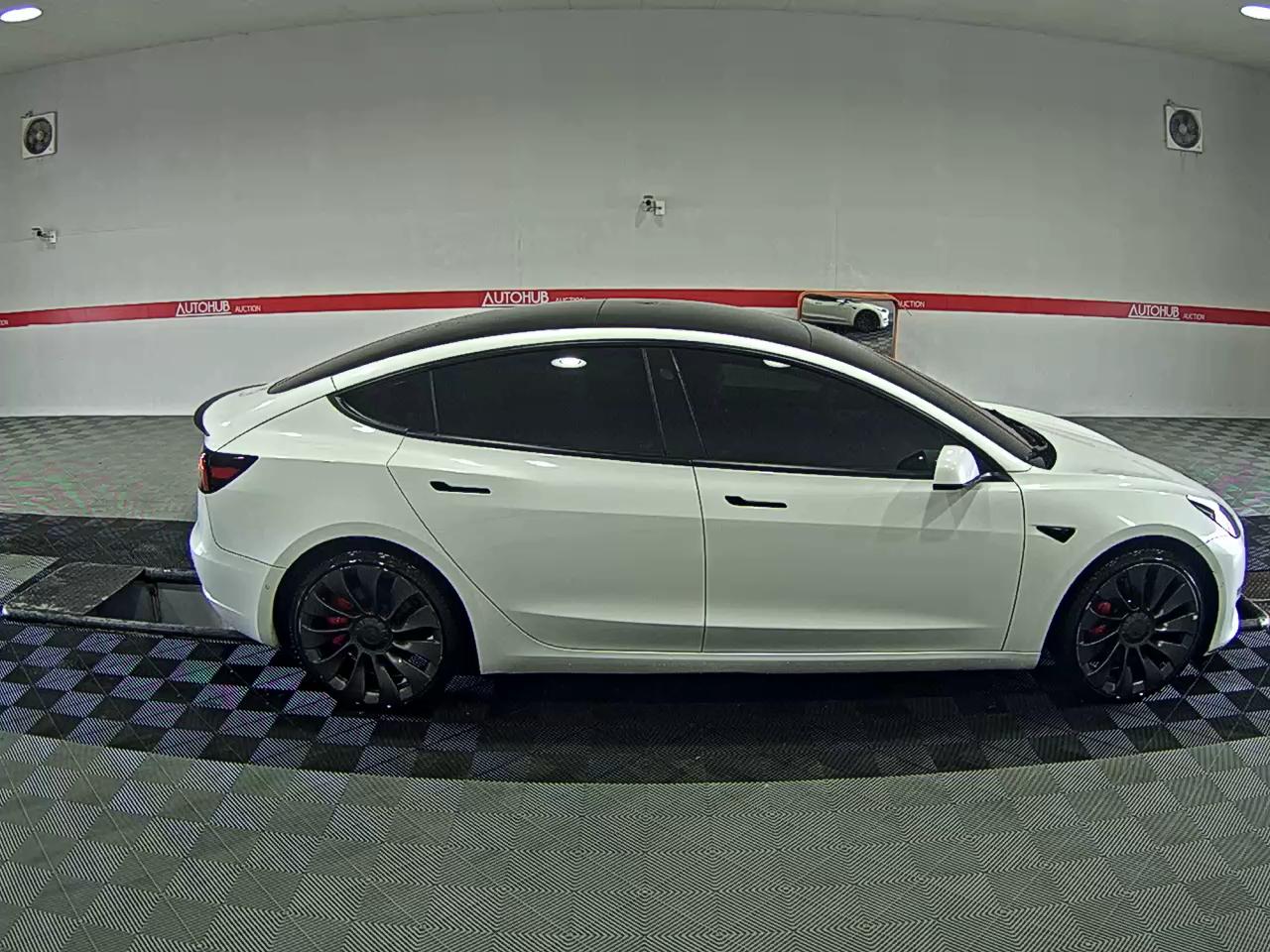 2022 - Tesla Model 3