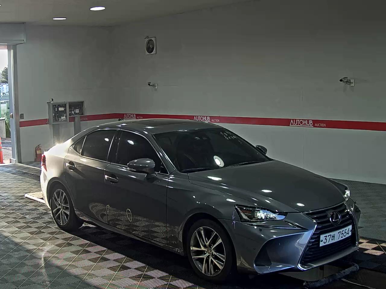 2019 - Lexus IS300
