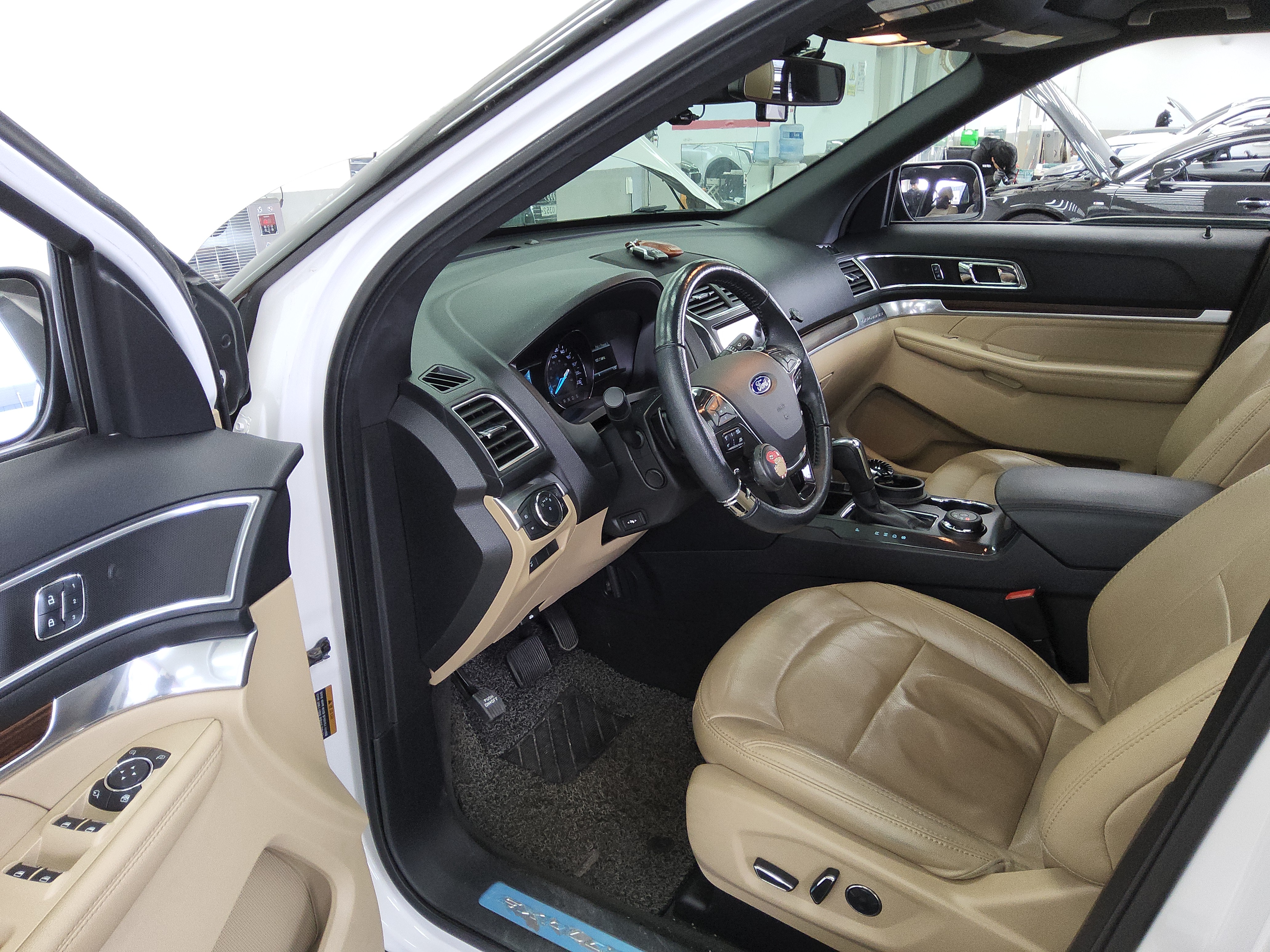 2017 - Ford Explorer