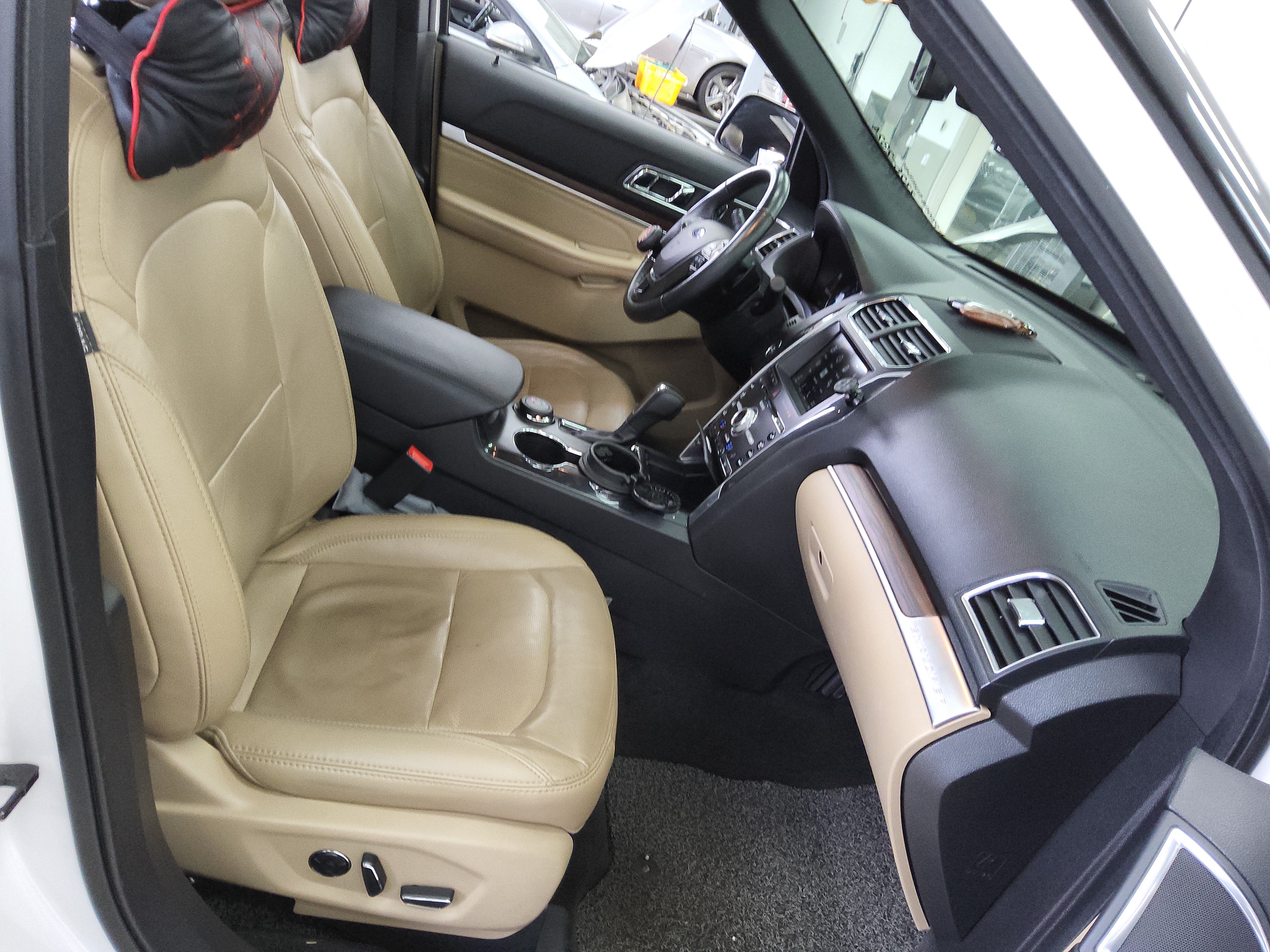 2017 - Ford Explorer