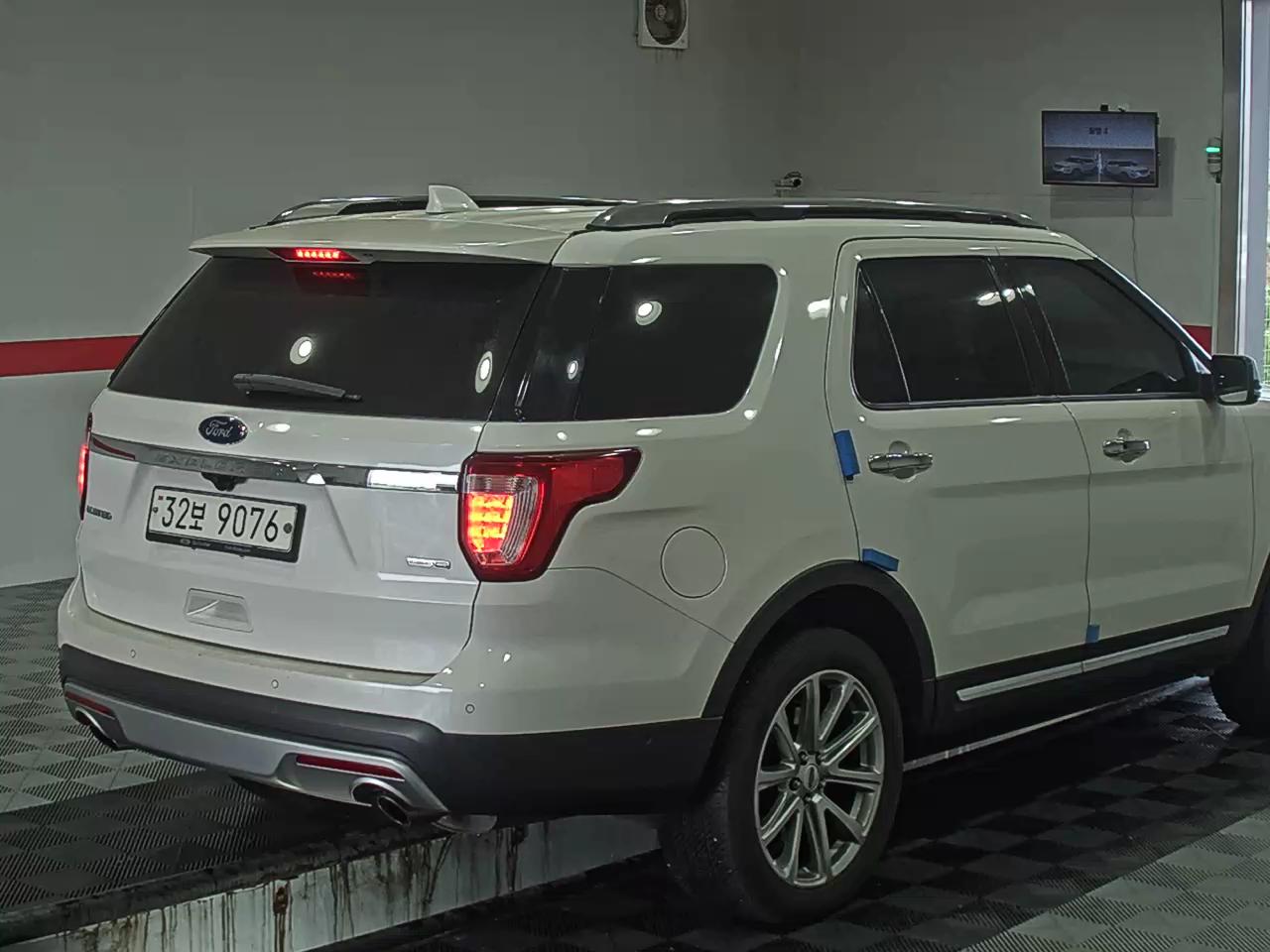 2017 - Ford Explorer