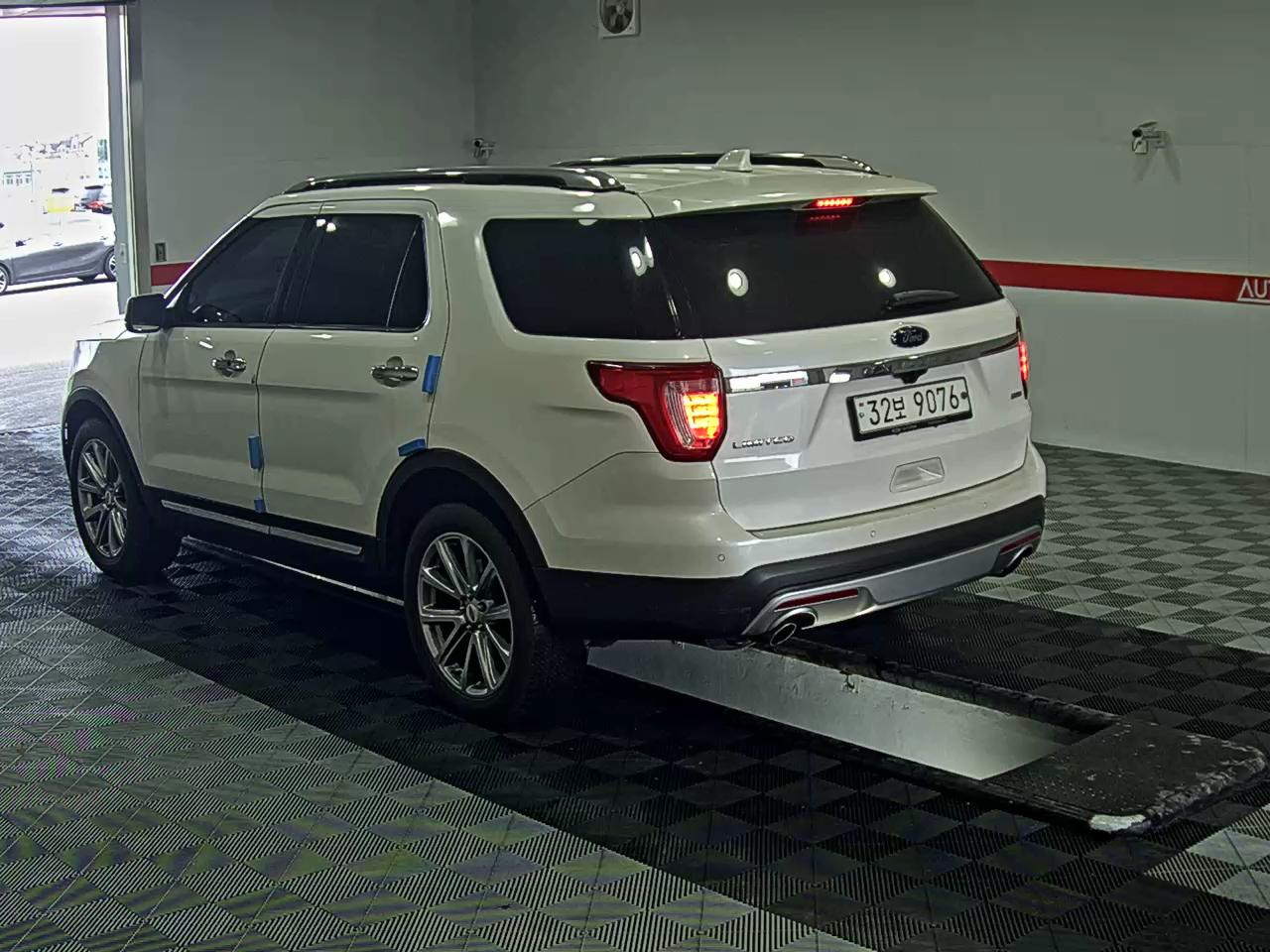 2017 - Ford Explorer