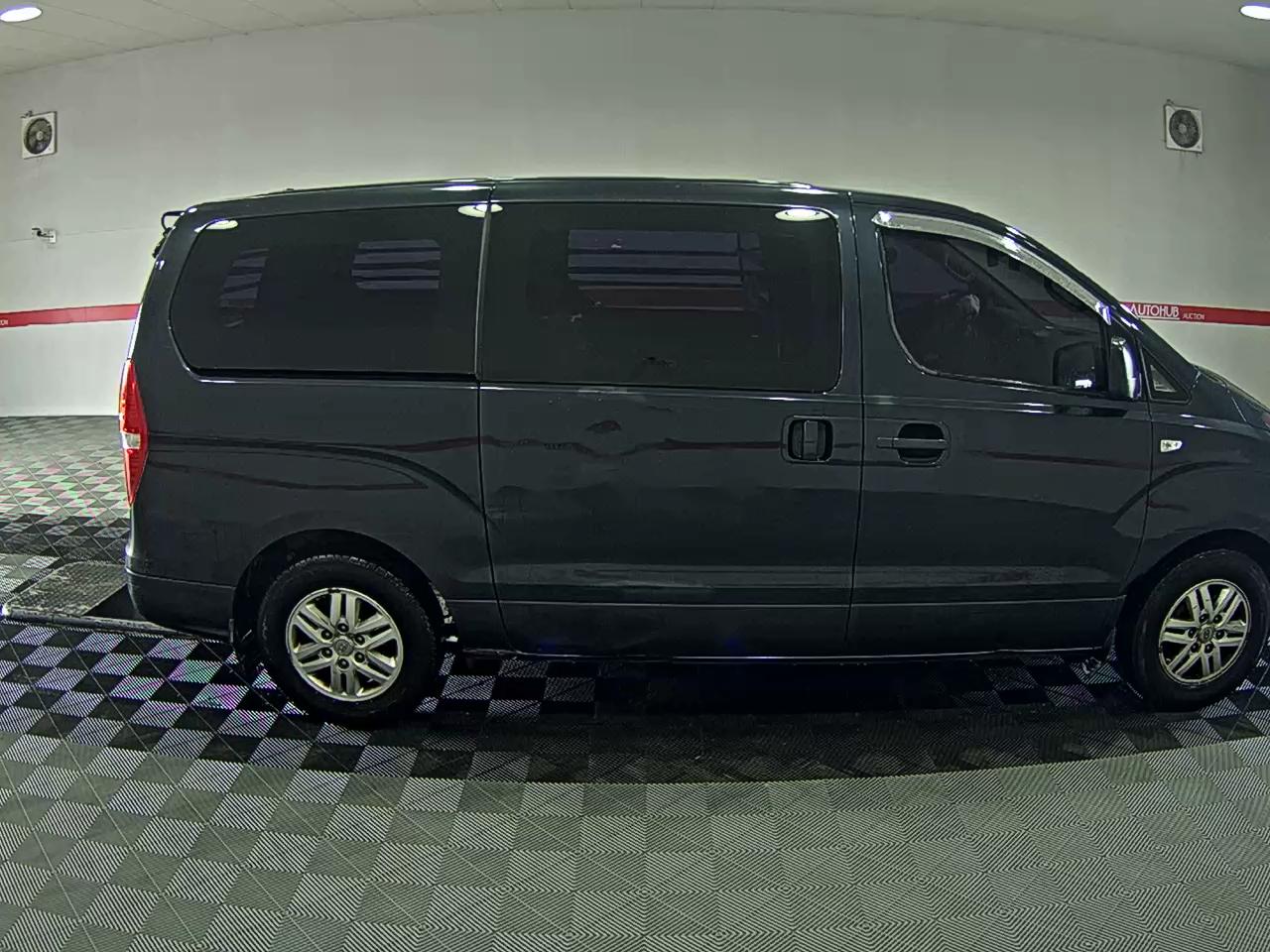 2017 - Hyundai Grand Starex