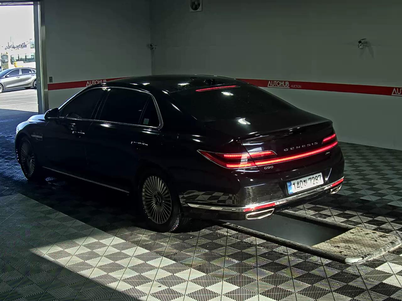 2021 - Genesis G90