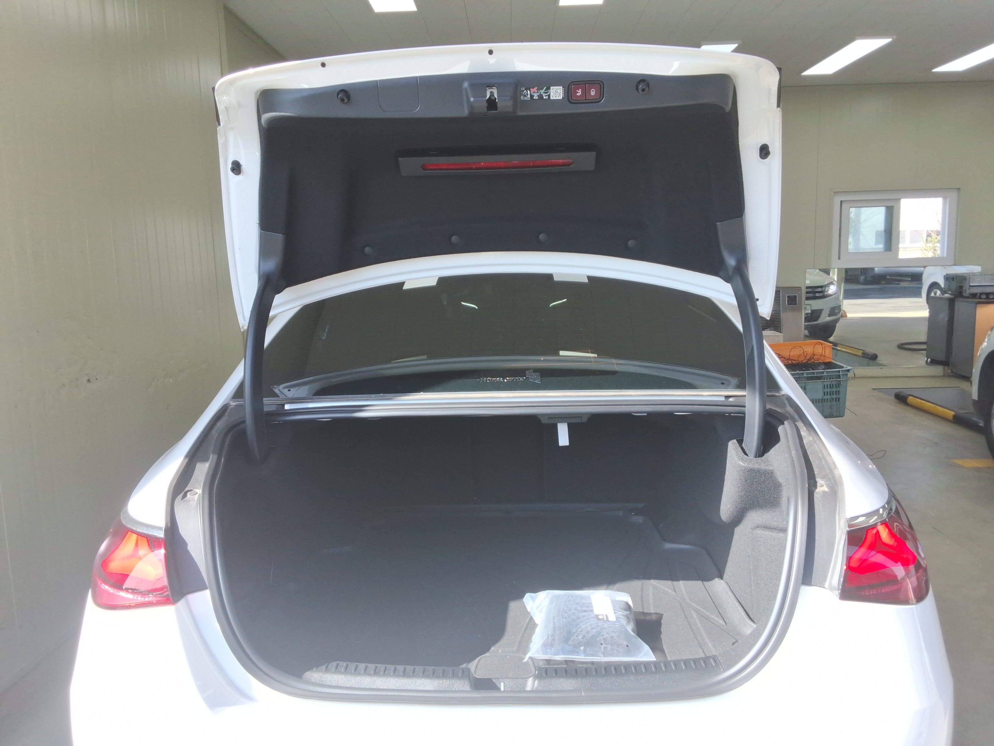 2025 - Mercedes-Benz E200