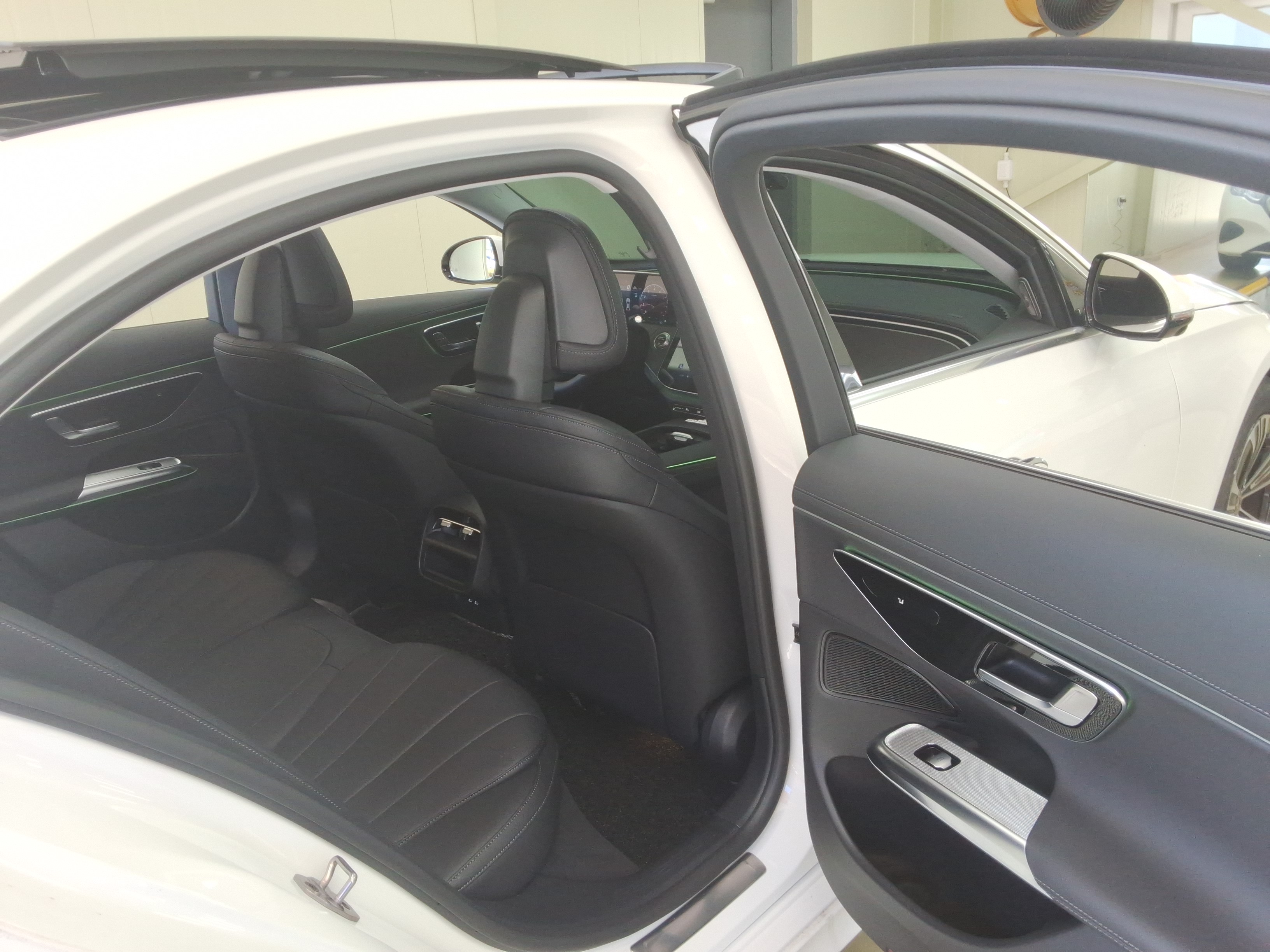 2025 - Mercedes-Benz E200