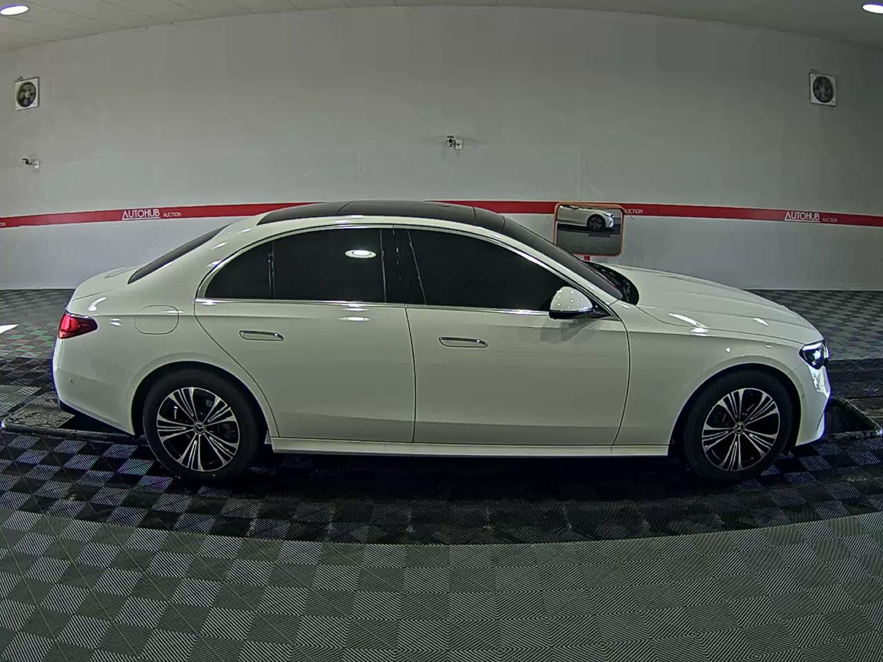 2025 - Mercedes-Benz E200