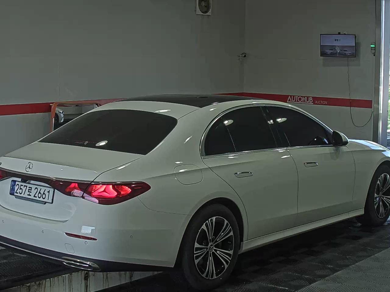 2025 - Mercedes-Benz E200