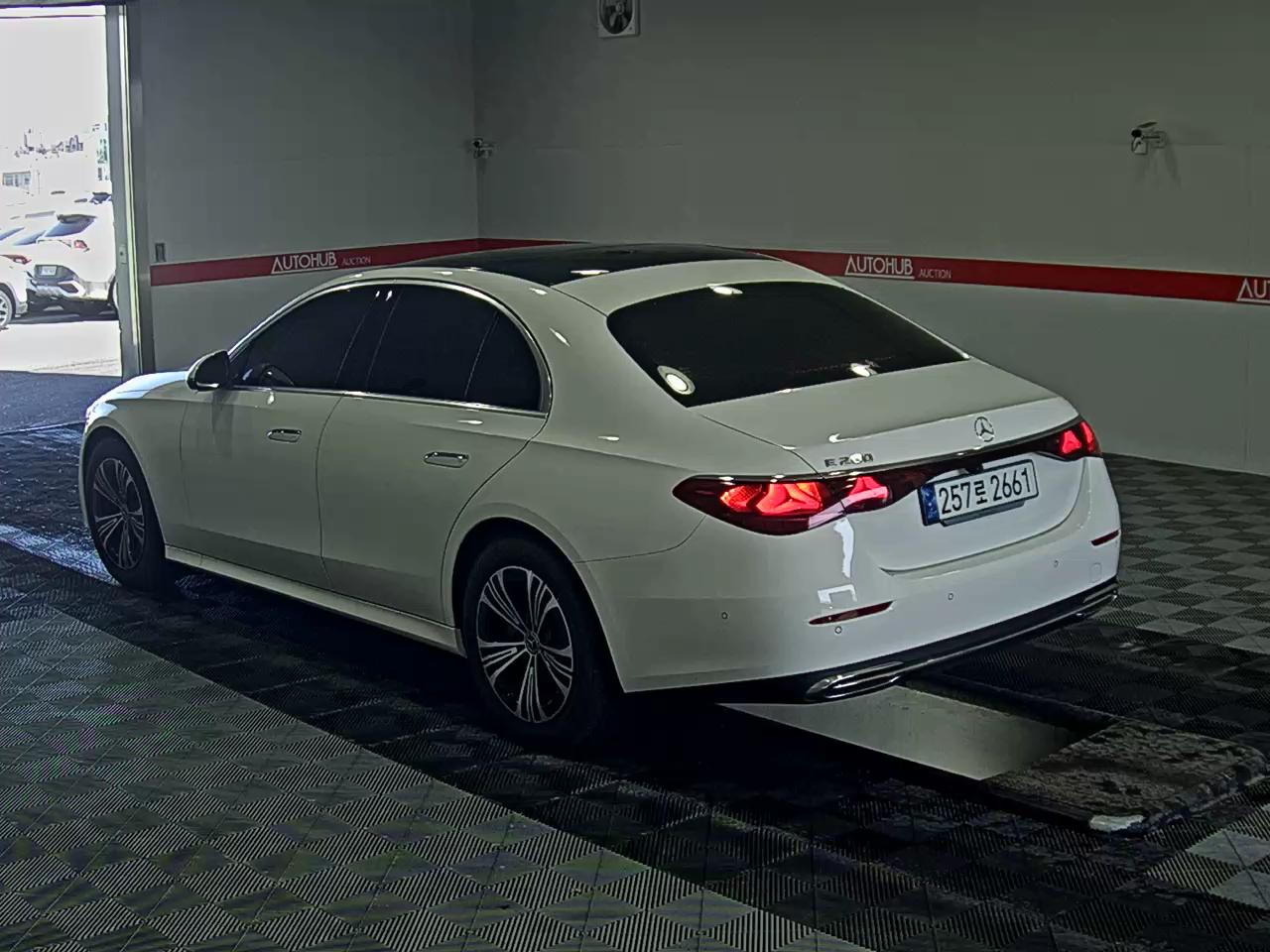 2025 - Mercedes-Benz E200