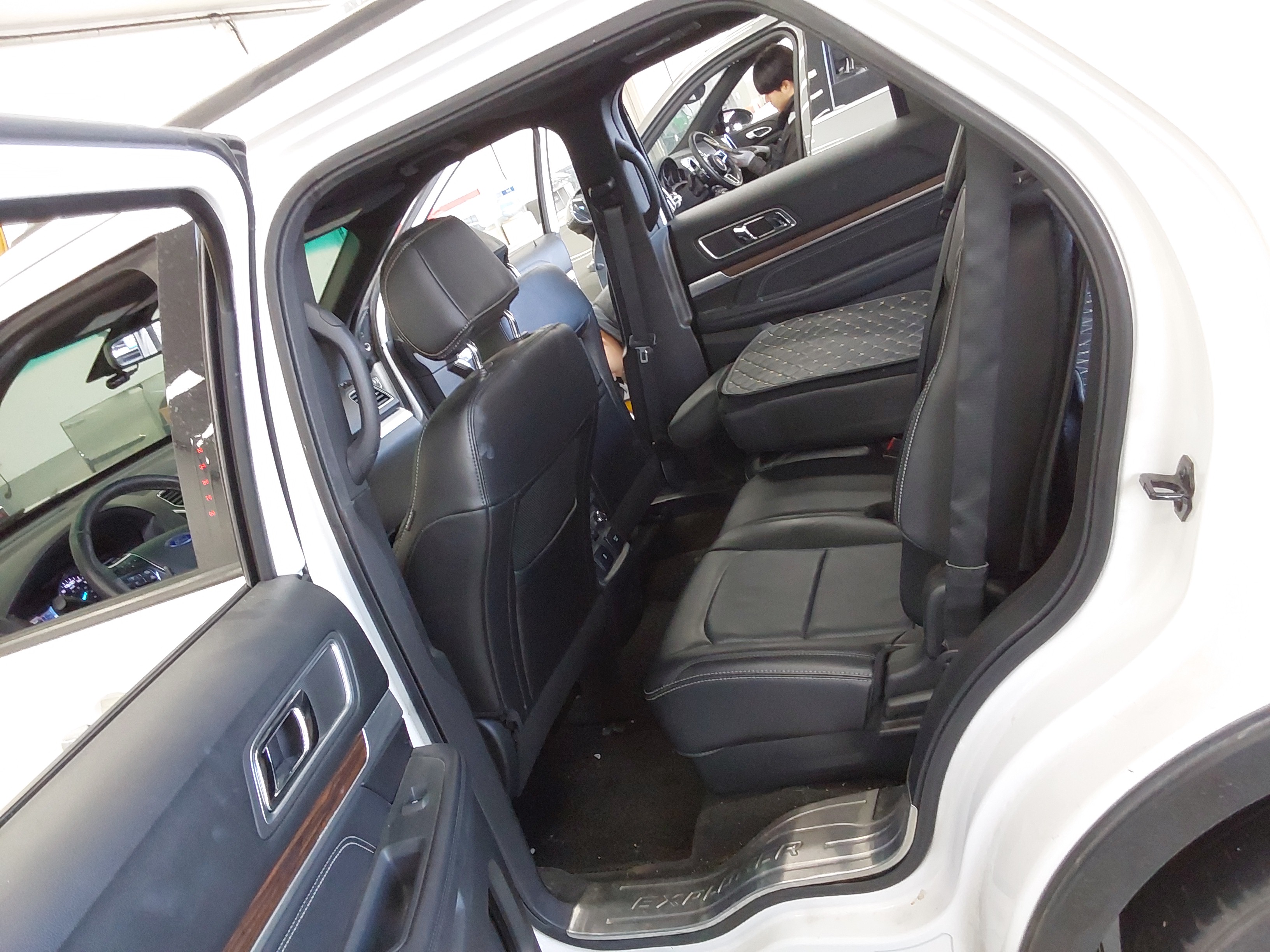 2016 - Ford Explorer