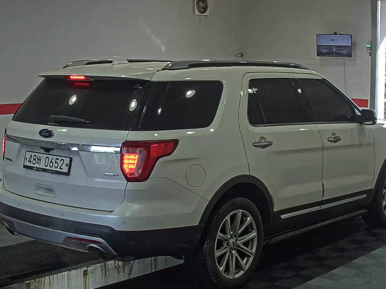 2016 - Ford Explorer